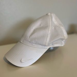 White Nike Women’s Baseball Cap with adjustable back